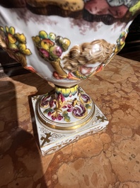 Paire de vases couverts en porcelaine polychrome et dor&eacute;e de Capodimonte &agrave; d&eacute;cor en relief apr&egrave;s les antiques, Italie, fin du 19&egrave;me si&egrave;cle