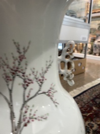 Drie Chinese famille verte borden met paleissc&egrave;nes en een famille rose vaas met dames in een paleistuin, 19de/20ste eeuw