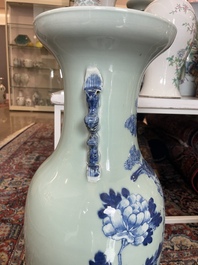 Vier Chinese blauw-witte celadon en famille rose vazen met vogels tussen bloesemtakken en herten, 19de/20ste eeuw