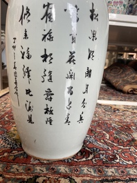 Vier Chinese blauw-witte celadon en famille rose vazen met vogels tussen bloesemtakken en herten, 19de/20ste eeuw