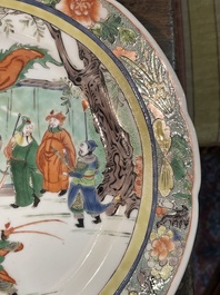 Drie Chinese famille verte borden met paleissc&egrave;nes en een famille rose vaas met dames in een paleistuin, 19de/20ste eeuw