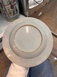 Paire de vases &agrave; d&eacute;cor de sc&egrave;nes de palais et trois assiettes &agrave; d&eacute;cor floral en porcelaine de Chine famille rose, Qianlong et post&eacute;rieur