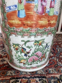 Een paar Chinese Kanton famille rose vazen met paleissc&egrave;nes en floraal decor, 19de eeuw