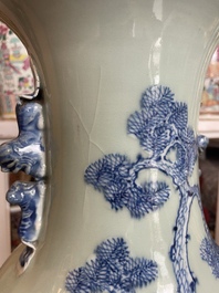 Vier Chinese blauw-witte celadon en famille rose vazen met vogels tussen bloesemtakken en herten, 19de/20ste eeuw
