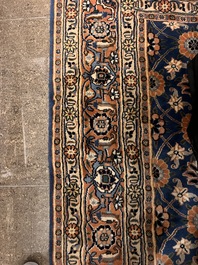 Een Perzisch Varamin tapijt met floraal decor, wol op katoen, 20ste eeuw