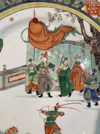 Drie Chinese famille verte borden met paleissc&egrave;nes en een famille rose vaas met dames in een paleistuin, 19de/20ste eeuw