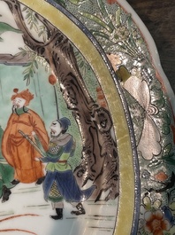 Drie Chinese famille verte borden met paleissc&egrave;nes en een famille rose vaas met dames in een paleistuin, 19de/20ste eeuw