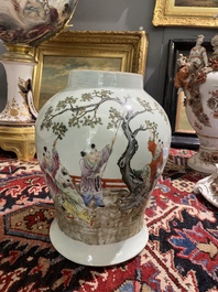 Zes Chinese famille rose en qianjiang cai vazen met floraal en figuratief decor, 19de/20ste eeuw