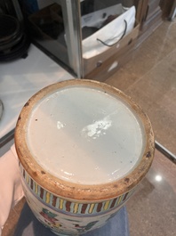 Paire de vases &agrave; d&eacute;cor de sc&egrave;nes de palais et trois assiettes &agrave; d&eacute;cor floral en porcelaine de Chine famille rose, Qianlong et post&eacute;rieur