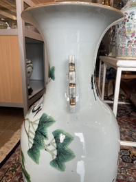 Vier Chinese blauw-witte celadon en famille rose vazen met vogels tussen bloesemtakken en herten, 19de/20ste eeuw