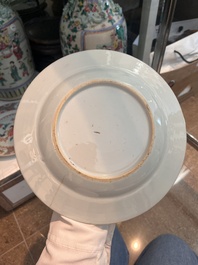 Paire de vases &agrave; d&eacute;cor de sc&egrave;nes de palais et trois assiettes &agrave; d&eacute;cor floral en porcelaine de Chine famille rose, Qianlong et post&eacute;rieur