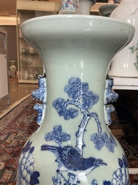 Vier Chinese blauw-witte celadon en famille rose vazen met vogels tussen bloesemtakken en herten, 19de/20ste eeuw
