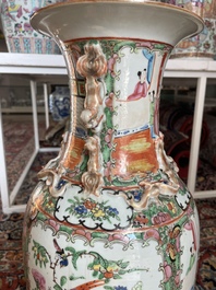Een paar Chinese Kanton famille rose vazen met paleissc&egrave;nes en floraal decor, 19de eeuw