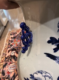 Vier Chinese blauw-witte celadon vazen met vogels tussen bloesemtakken, 19de/20ste eeuw