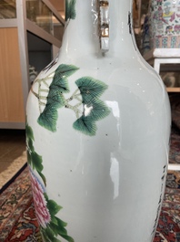 Vier Chinese blauw-witte celadon en famille rose vazen met vogels tussen bloesemtakken en herten, 19de/20ste eeuw