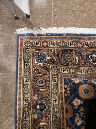 Een Perzisch Varamin tapijt met floraal decor, wol op katoen, 20ste eeuw