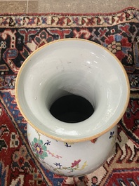 Zes Chinese famille rose en qianjiang cai vazen met floraal en figuratief decor, 19de/20ste eeuw
