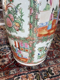 Een paar Chinese Kanton famille rose vazen met paleissc&egrave;nes en floraal decor, 19de eeuw