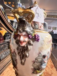 Paire de vases couverts en porcelaine polychrome et dor&eacute;e de Capodimonte &agrave; d&eacute;cor en relief apr&egrave;s les antiques, Italie, fin du 19&egrave;me si&egrave;cle