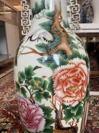 Vier Chinese blauw-witte celadon en famille rose vazen met vogels tussen bloesemtakken en herten, 19de/20ste eeuw