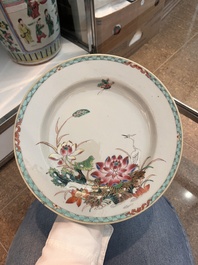 Paire de vases &agrave; d&eacute;cor de sc&egrave;nes de palais et trois assiettes &agrave; d&eacute;cor floral en porcelaine de Chine famille rose, Qianlong et post&eacute;rieur