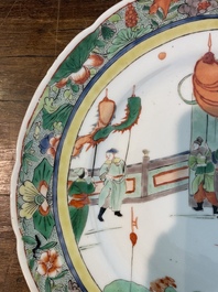 Drie Chinese famille verte borden met paleissc&egrave;nes en een famille rose vaas met dames in een paleistuin, 19de/20ste eeuw
