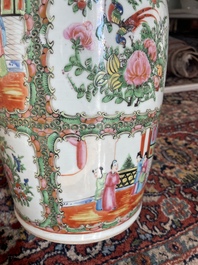 Een paar Chinese Kanton famille rose vazen met paleissc&egrave;nes en floraal decor, 19de eeuw