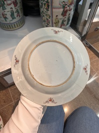 Paire de vases &agrave; d&eacute;cor de sc&egrave;nes de palais et trois assiettes &agrave; d&eacute;cor floral en porcelaine de Chine famille rose, Qianlong et post&eacute;rieur