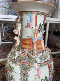 Een paar Chinese Kanton famille rose vazen met paleissc&egrave;nes en floraal decor, 19de eeuw
