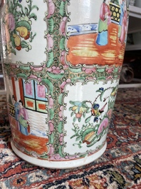 Een paar Chinese Kanton famille rose vazen met paleissc&egrave;nes en floraal decor, 19de eeuw