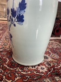 Vier Chinese blauw-witte celadon en famille rose vazen met vogels tussen bloesemtakken en herten, 19de/20ste eeuw
