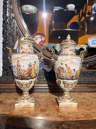 Paire de vases couverts en porcelaine polychrome et dor&eacute;e de Capodimonte &agrave; d&eacute;cor en relief apr&egrave;s les antiques, Italie, fin du 19&egrave;me si&egrave;cle