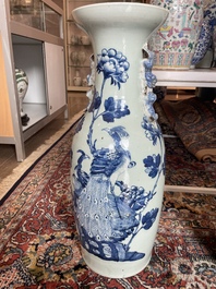 Vier Chinese blauw-witte celadon en famille rose vazen met vogels tussen bloesemtakken en herten, 19de/20ste eeuw