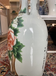 Vier Chinese blauw-witte celadon en famille rose vazen met vogels tussen bloesemtakken en herten, 19de/20ste eeuw
