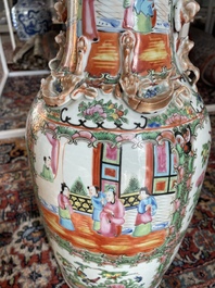 Een paar Chinese Kanton famille rose vazen met paleissc&egrave;nes en floraal decor, 19de eeuw