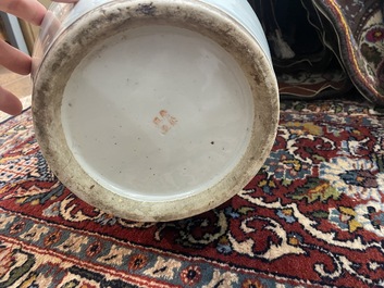 Drie Chinese famille verte borden met paleissc&egrave;nes en een famille rose vaas met dames in een paleistuin, 19de/20ste eeuw