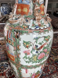 Een paar Chinese Kanton famille rose vazen met paleissc&egrave;nes en floraal decor, 19de eeuw