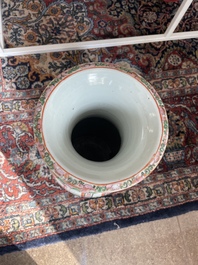Een paar Chinese Kanton famille rose vazen met paleissc&egrave;nes en floraal decor, 19de eeuw