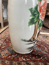Vier Chinese blauw-witte celadon en famille rose vazen met vogels tussen bloesemtakken en herten, 19de/20ste eeuw