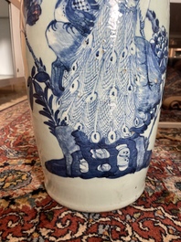 Vier Chinese blauw-witte celadon en famille rose vazen met vogels tussen bloesemtakken en herten, 19de/20ste eeuw
