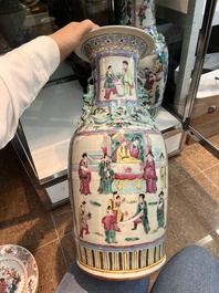 Paire de vases &agrave; d&eacute;cor de sc&egrave;nes de palais et trois assiettes &agrave; d&eacute;cor floral en porcelaine de Chine famille rose, Qianlong et post&eacute;rieur