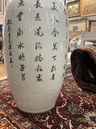 Drie Chinese famille verte borden met paleissc&egrave;nes en een famille rose vaas met dames in een paleistuin, 19de/20ste eeuw