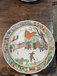 Drie Chinese famille verte borden met paleissc&egrave;nes en een famille rose vaas met dames in een paleistuin, 19de/20ste eeuw