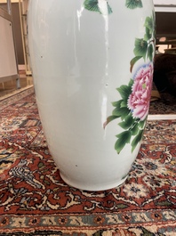 Vier Chinese blauw-witte celadon en famille rose vazen met vogels tussen bloesemtakken en herten, 19de/20ste eeuw
