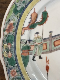 Drie Chinese famille verte borden met paleissc&egrave;nes en een famille rose vaas met dames in een paleistuin, 19de/20ste eeuw