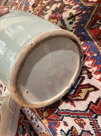 Vier Chinese blauw-witte celadon vazen met vogels tussen bloesemtakken, 19de/20ste eeuw