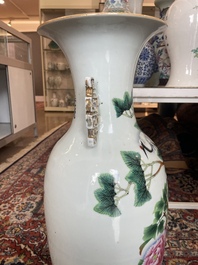 Vier Chinese blauw-witte celadon en famille rose vazen met vogels tussen bloesemtakken en herten, 19de/20ste eeuw
