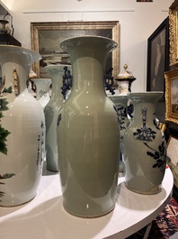 Vier Chinese blauw-witte celadon vazen met vogels tussen bloesemtakken, 19de/20ste eeuw