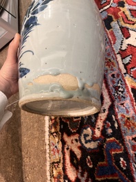 Vier Chinese blauw-witte celadon vazen met vogels tussen bloesemtakken, 19de/20ste eeuw