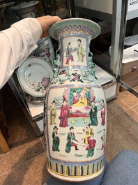 Paire de vases &agrave; d&eacute;cor de sc&egrave;nes de palais et trois assiettes &agrave; d&eacute;cor floral en porcelaine de Chine famille rose, Qianlong et post&eacute;rieur